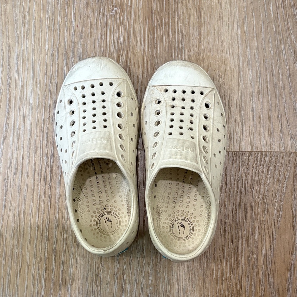 Native toddler shoes in Bone